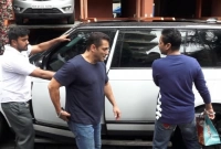 তড়িঘড়ি করে লুকাতে গিয়ে ক্যামেরায় ধরা খেলেন সালমান (ভিডিওসহ)