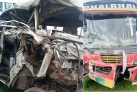 যাত্রীবাহী বাস ও অ্যাম্বুলেন্সের মুখোমুখি সংঘর্ষে ৩ জন নিহত