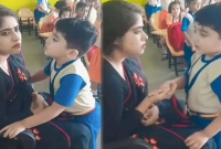 শিক্ষিকার রাগ ভাঙাতে শিশুর প্রচেষ্টা আপনারও হৃদয় ছুঁয়ে যাবে(ভিডিও)
