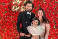 মেয়েকে ডুব দিয়ে থাকার কেরামতি শেখালেন জিৎ