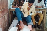 পা দিয়ে লিখে এসএসসি পরীক্ষা দিচ্ছে মানিক, জেএসসি'তেও পেয়েছে জিপিএ-৫