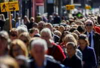 রানির জন্য ৮ কি.মি লম্বা লাইনে থাকা মানুষের মধ্যে খাবার বিতরণ