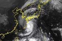 মহাপ্রলয়ঙ্করী ঘূর্ণিঝড় ‘নানমাদোল’ আঘাত হেনেছে জাপানে