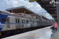 শক্তিশালী ভূমিকম্পে খেলনার মতো কাঁপল ট্রেন (ভিডিও)