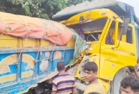 রংপুরে দুই ট্রাকের মুখোমুখি সংঘর্ষ