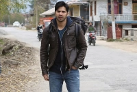 রাতের আঁধারে ঘন জঙ্গলে তাড়া খেয়ে পালাচ্ছেন বরুন!‌