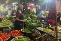 বাজারে গিয়ে দরদাম করে সবজি কিনছেন অর্থমন্ত্রী