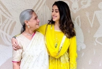 জোর করে নাতনি নব্যার সঙ্গে যে কাজটি করেন জয়া বচ্চন!