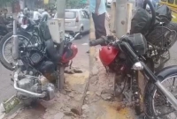 খুঁটির সঙ্গে পেঁচিয়ে গেছে বাইক! কত জোরে ধাক্কা খেলে এটা সম্ভব?