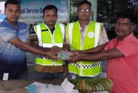 রাস্তায় পাওয়া ২ লাখ টাকা ফেরত দিল পুলিশ