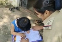 মায়ের বিরুদ্ধে লজেন্স চুরির অভিযোগ করতে থানায় ৩ বছরের শিশু!