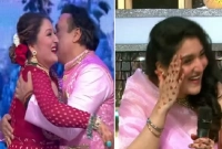 প্রকাশ্যে সুনীতাকে গোবিন্দার চুমু! বাবার কাণ্ডে মুখ ঢাকল মেয়ে