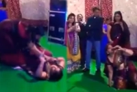 ভিড়কে বিস্মিত করা মাতাল আন্টির নাচের ভিডিও ভাইরাল