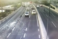 ‘টাকার বৃষ্টি’ মহাসড়কে!