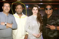 তরুণীর সঙ্গে হাতেনাতে ধরায় স্ত্রীকে পিষে মারার চেষ্টা প্রযোজক স্বামীর