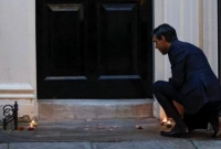 প্রধানমন্ত্রীর কার্যালয়ে নিজের হাতে প্রদীপ জানালেন ঋষি সুনাক