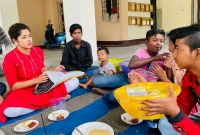 বাড়িতে নিয়ে গিয়ে পথশিশুদের বিশেষ উপহার দিতিপ্রিয়ার