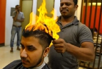 সেলুনে চুল কাটাতে গিয়ে মাথায় আগুন, অতঃপর (ভিডিও)