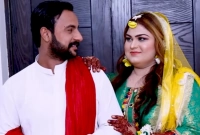 গাড়ির গিয়ার বদলের স্টাইল দেখে ড্রাইভারকে বিয়ে পাক-তরুণীর