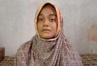 কাঁদতে কাঁদতে পরীক্ষাকেন্দ্রে সামিয়া, বাড়িতে বাবার মৃতদেহ!