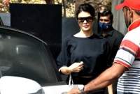 এখনই গ্রেফতার নয়, আপাতত স্বস্তিতে জ্যাকলিন