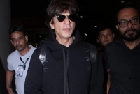 মুম্বাই বিমানবন্দর থেকে আটক শাহরুখ খান
