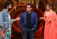 'আমার পশ্চাৎদেশে কামড়ে দাও', অদ্ভুত আবদার করে বসলেন সালমান!