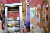 ভ্যানগাড়ি টেনে আখের রস বিক্রি করে ছেলেকে বানালেন আইনজীবী! ভ্যানগাড়ি টেনে আখের রস বিক্রি করে ছেলেকে বানালেন আইনজীবী!