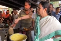 রাস্তার ধারে গাড়ি থামিয়ে চপ ভাজলেন মমতা ব্যানার্জী
