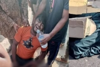 পাশেই পড়ে আছে স্ত্রীর নিথর দেহ, রক্তমাখা ব্যাগ হাতে স্বামীর বিলাপ পাশেই পড়ে আছে স্ত্রীর নিথর দেহ, রক্তমাখা ব্যাগ হাতে স্বামীর বিলাপ