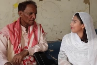 ১৯ বছরের তরুণীকে বিয়ে করলেন ৭০ বছরের বৃদ্ধ