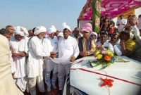 ভোটে হারায় প্রার্থীকে ২ কোটি টাকা ও নতুন গাড়ি দিলেন গ্রামবাসী!