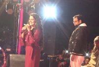 উত্তেজিত হয়ে মঞ্চে উঠে অভিনেত্রীর সঙ্গে এসব কেন করবেন!