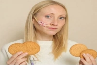 এই তরুণীকে শুধু বিস্কিট খেয়েই বেঁচে থাকতে হবে!