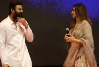 হাঁটু মুড়ে বসে যে নায়িকাকে প্রেম প্রস্তাব দিয়েছেন প্রভাস