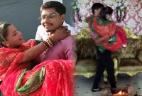 ভালোবেসে পঙ্গু মেয়েকে কোলে করে মঞ্চে তুলে বিবাহ করলেন যুবক 