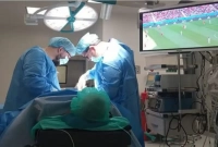 ডাক্তাররা অস্ত্রোপচার করছেন, রোগী বিশ্বকাপ খেলা দেখছেন!