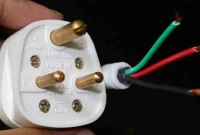 থ্রি পিন প্লাগের একটি পিন বড় থাকে কেন, জানেন?