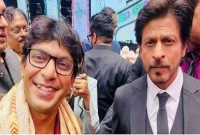 চঞ্চল চৌধুরীকে দেখা গেছে বলিউড বাদশা শাহরুখের সঙ্গে