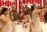 ইউনিফর্ম পরেই নাচ! ভিডিও ভাইরাল হতেই বিপদে পুলিশ কর্মকর্তা