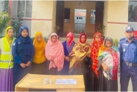 এই ৬ নারী মিলে টার্গেটকে ঘিরে ফেলে! কিছু বুঝে ওঠার আগেই...