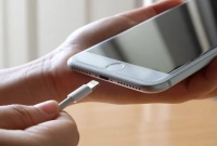 যেকারণে অন্যের চার্জারে ফোন চার্জ দিবেন না