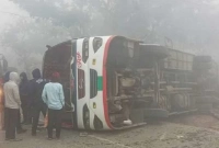 সিরাজগঞ্জে চলন্ত ট্রেনের সঙ্গে যাত্রীবাহী বাসের সংঘর্ষ