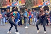 হঠাৎ নিউ মার্কেটে ভিড়ের মধ্যেই যুবতীর উদ্দাম নাচ! ভাইরাল ভিডিও