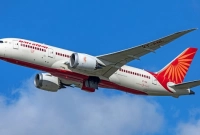 বিমানে লাইট বন্ধ করে দেওয়ার পরই নারীর সাথে একি করলেন যুবক!