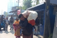 টাকা নেই, মায়ের লাশ কাঁধে নিয়ে ৫০ কিমি হাঁটল ছেলে!