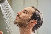 কুসুম গরম পানি দিয়ে গোসলের নানা উপকারিতা