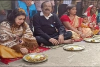 কর্মীদের সঙ্গে ছবি তোলার পরই না-খেয়ে উঠে পড়েন শতাব্দী রায়