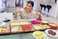 খাবার টেবিলে হরেক রকমের মিষ্টি, দই ও ফলমূল নিয়ে বুবলী লেখেন, ‘শুক্রবার কোনো ডায়েট নয়’