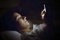  মোবাইল বা ল্যাপটপের নীল আলো কী ক্ষতি করে জানেন?